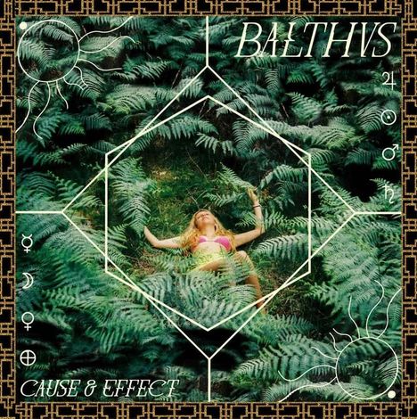 „BALTHVS“, „CAUSE & EFFECT“. Frau entspannt in Farnen. Geometrische Linien und Symbole.