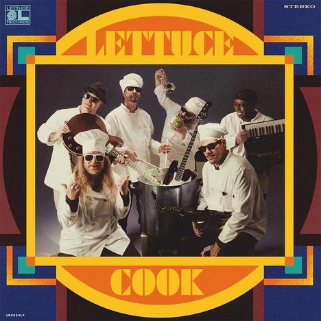 "LETTUCE" oben, "COOK" unten. Sechs Musiker in weißen Kochoutfits, Instrumente statt Kochutensilien. Retro-Stil.