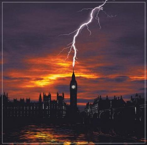 Blitz trifft Turm bei Sonnenuntergang, gespiegeltes Licht auf Wasser, dramatischer Himmel. 