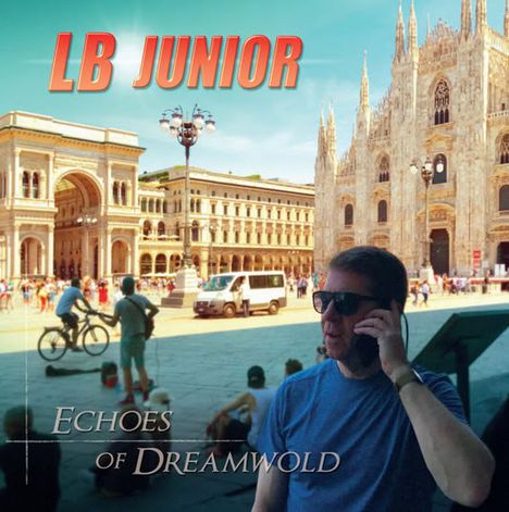 Texte: "LB Junior" oben, "Echoes of Dreamwold" unten. Eine belebte Stadt mit Gebäuden und Person am Telefon im Vordergrund.