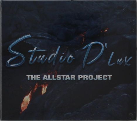 "Studio D'Lux THE ALLSTAR PROJECT" in eleganter, blauer Schrift auf dunklem, strukturiertem Hintergrund.