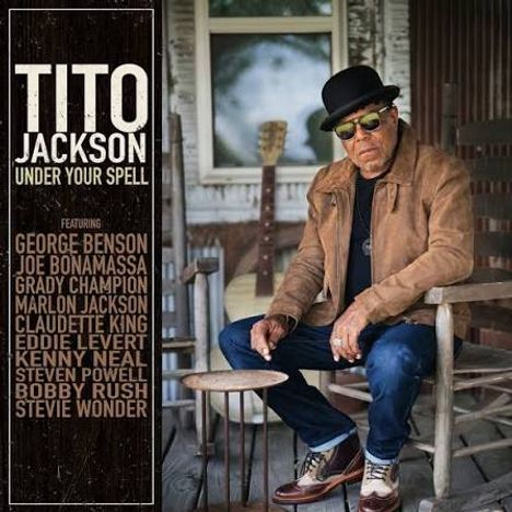 "Tito Jackson Under Your Spell" mit George Benson, Joe Bonamassa, Grady Champion und anderen. Ein Mann sitzt draußen.