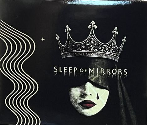 "SLEEP OF MIRRORS" steht vor einem Gesicht mit Krone und Träne. Links geschwungene Linien, alles auf dunklem Hintergrund.