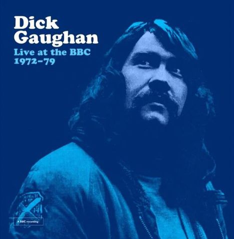 Text: "Dick Gaughan Live at the BBC 1972–79." Ein Mann in Blau-Tönen, schaut nach oben gerichtet.