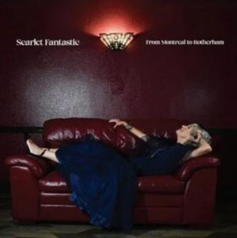 „Scarlet Fantastic“ links, „From Montreal to Rotherham“ rechts. Frau liegt in dunklem Kleid auf rotem Sofa, gedämpftes Licht.