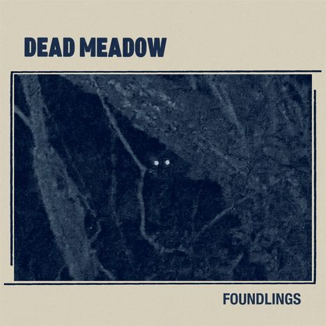 Text: "DEAD MEADOW" oben, "FOUNDLINGS" unten. Dunkles, abstraktes Muster in der Mitte mit zwei leuchtenden Punkten.