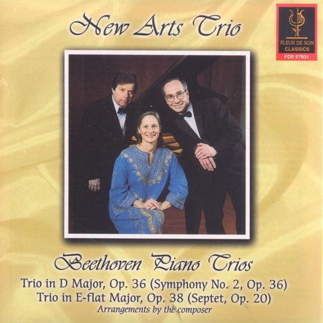 "New Arts Trio," "Beethoven Piano Trios," umgeben von drei elegant gekleideten Musikern vor einem Flügel.