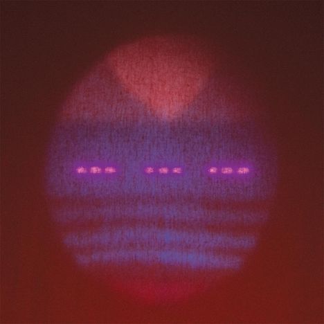 Eine verschwommene, lila und blaue Szenerie mit Formen unter rotem Licht. Oben ein rötlicher Kreis. Keine lesbaren Texte.