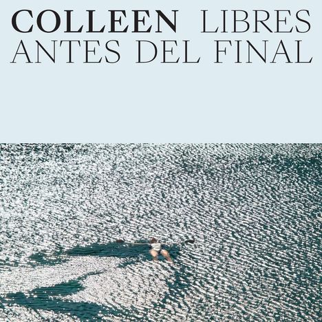 "COLLEEN LIBRES ANTES DEL FINAL" steht oben. Darunter eine Person, die auf dem Wasser treibt, umgeben von glitzernden Lichtreflexen.