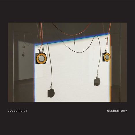 Text: "JULES REIDY" und "CLERESTORY". Zwei gelbe Lautsprecher, dramatische Schatten, weiße Wand, dünne bunte Linien.
