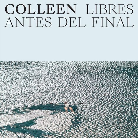 "COLLEEN LIBRES ANTES DEL FINAL." Ein Schwimmer treibt auf glitzerndem Wasser in heller Umgebung.