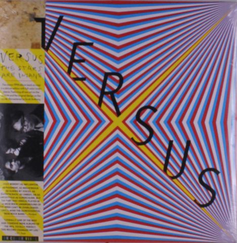 "VERSUS THE STARS ARE INSANE" steht in einem gelben Textfeld. Im Hintergrund ein grafisches Muster aus roten und blauen Linien.