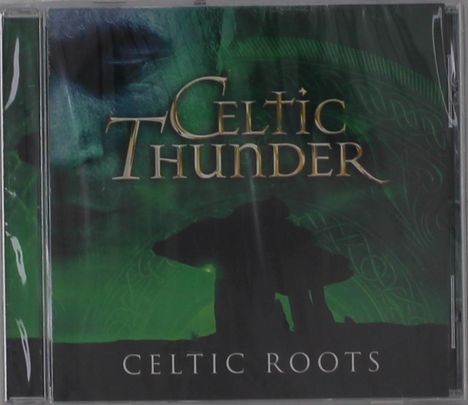 Text: "CELTIC THUNDER", "CELTIC ROOTS". Ominöse grüne Landschaft mit Schattensilhouette eines Dolmens.