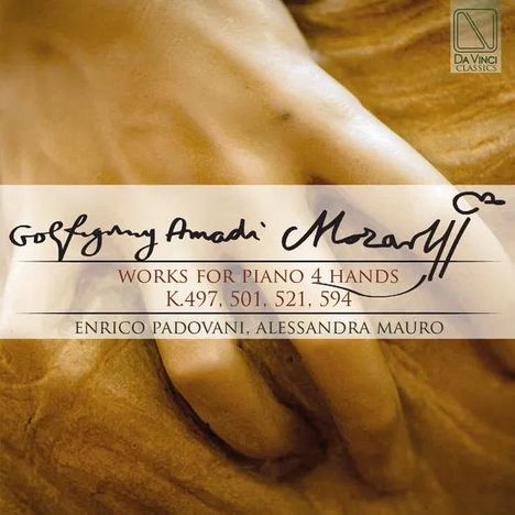 "Works for Piano 4 Hands" von Mozart; K.497, 501, 521, 594; Enrico Padovani, Alessandra Mauro. Eine Hand auf Braun.