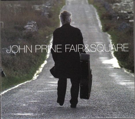 "JOHN PRINE FAIR&SQUARE" steht über einem Mann mit Gitarrenkoffer auf einem ländlichen Weg.