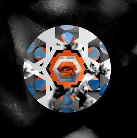 Eine geometrische Illustration mit einem zentralen, farbigen Muster aus Dreiecken und Hexagonen in Orange, Blau und Schwarz.