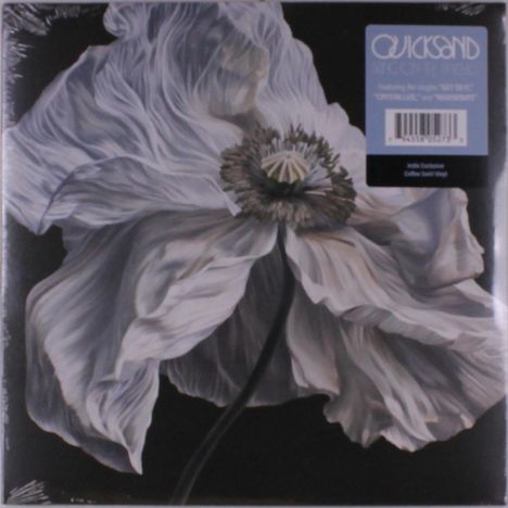 „Quicksand“ links oben, Stempel hält Albumtitel und Barcode. Illustration: große, detaillierte weiße Blüte auf schwarzem Hintergrund.