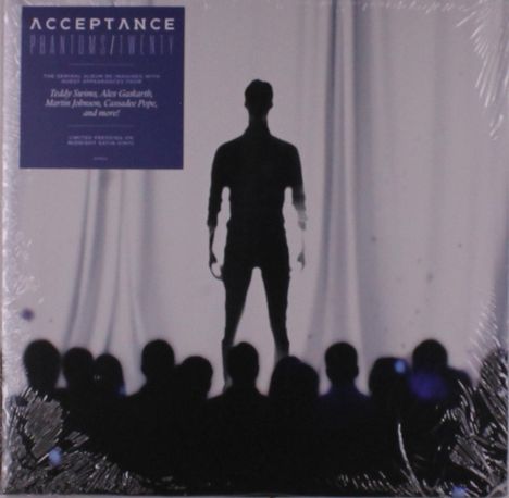 "ACCEPTANCE PHANTOMS/TWENTY" in großen Buchstaben. Silhouette einer stehenden Person vor einem Vorhang, mit Zuschauern vorne.
