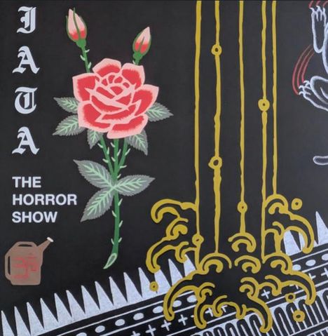 „IATA THE HORROR SHOW“, rosa Rose, gelbes Ornament, Benzinkanistersymbol.
