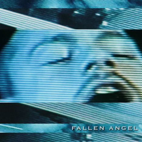 Text "FALLEN ANGEL". Unscharfe, blaue Nahaufnahme eines Gesichts mit geschlossenen Augen und verzerrtem Ausdruck.