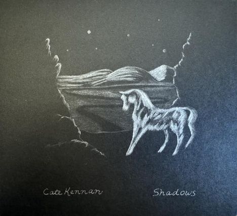 Text: "Cate Kennan", "Shadows". Eine Illustration: Ein weißes Pferd vor hügeliger Landschaft mit Sternen am Nachthimmel.