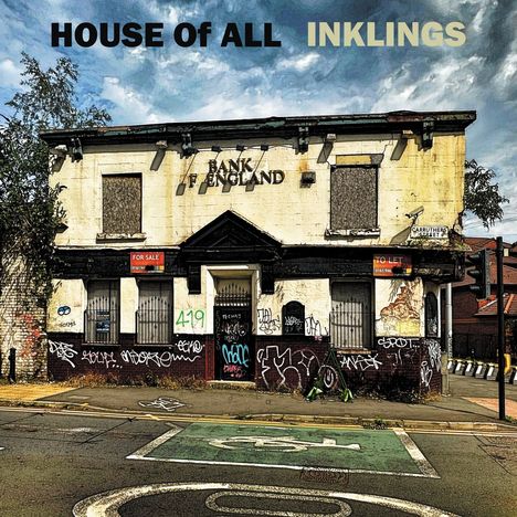 HOUSE Of ALL INKLINGS, BANK OF ENGLAND. Ein verlassenes, graffiti-bedecktes Gebäude mit Schildern "For Sale" und "To Let".