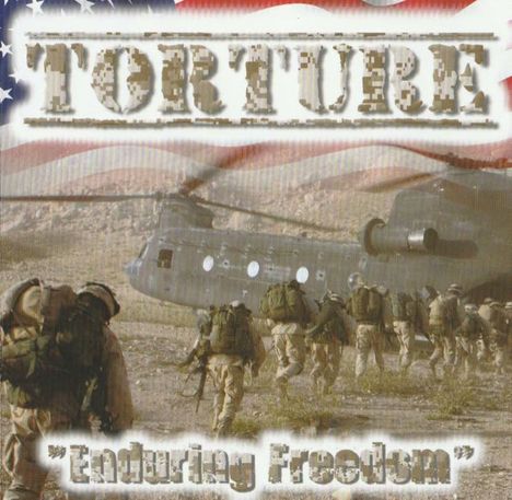 „Torture“ und „Enduring Freedom“. Soldaten gehen zu einem Helikopter, im Hintergrund Berge. Oben amerikanische Flagge.