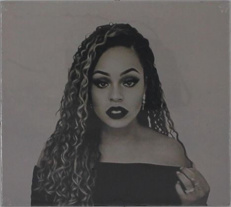 Frau mit lockigem Haar und ausdrucksstarkem Make-up vor neutralem Hintergrund in Schwarz-Weiß.