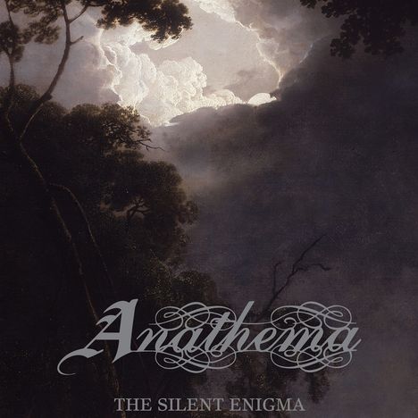 Text: „Anathema – The Silent Enigma“. Dunkle, wolkenverhangene Landschaft mit Bäumen, dramatische Wolkenformation.