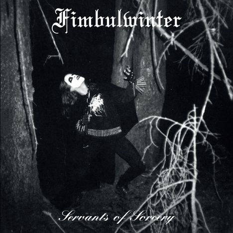 "Fimbulwinter" oben, "Servants of Sorcery" unten. Eine Person mit Corpsepaint in einem dunklen Wald.