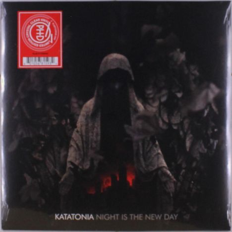 Text: "Katatonia Night Is the New Day." Illustration von einer dunklen, verhüllten Gestalt umgeben von Blättern und Schatten.