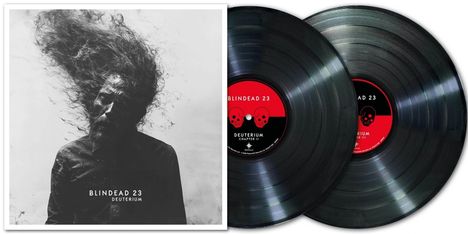 „BLINDEAD 23 DEUTERIUM“ in Weiß auf schwarzem Hintergrund; Schallplatten mit rot-schwarzem Label und Totenkopf-Symbolen.