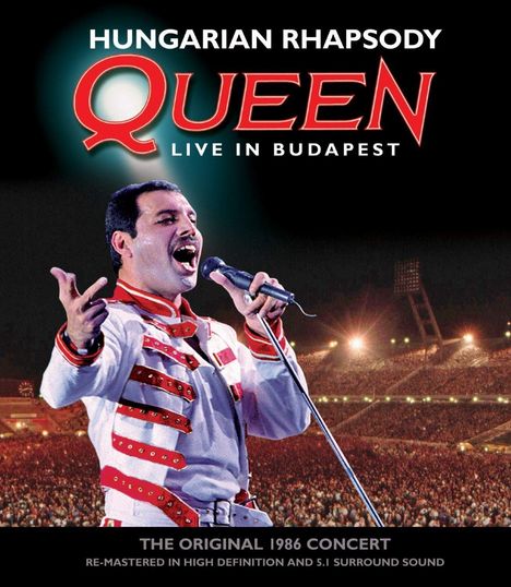 „HUNGARIAN RHAPSODY“, „QUEEN“, „LIVE IN BUDAPEST“. Ein Sänger im weißen Kostüm auf einer Konzertbühne.