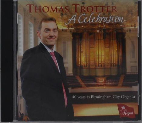 "Thomas Trotter: A Celebration" und "40 years as Birmingham City Organist". Ein Mann steht in einem Konzertsaal.