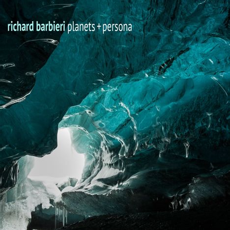 Text: "richard barbieri planets + persona". Eisige Höhle mit türkisfarbenem Licht durch glatte, transparente Wände.