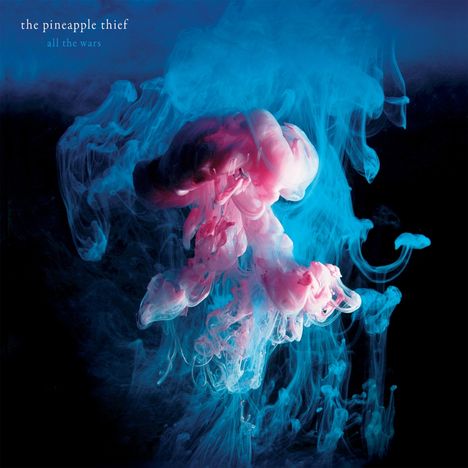 „The Pineapple Thief, All the Wars“. Illustration mit farbigen Wolken in Blau und Rosa auf dunklem Hintergrund.
