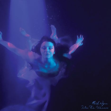"Maiah Wynne Into The Waves". Eine Frau schwebt in blauem Licht im Wasser, umgeben von sanften Bewegungen und blauen Tönen.