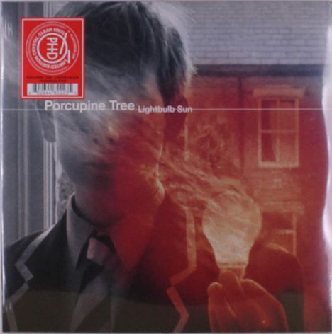 "Porcupine Tree Lightbulb Sun". Ein unscharfer Mann hält eine Glühbirne; links oben ist ein rundes, rotes Logo.