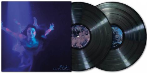 "Michl Jynoe Into The Waves" in geschwungener Schrift. Eine Person taucht in blauem Licht, daneben zwei Schallplatten.