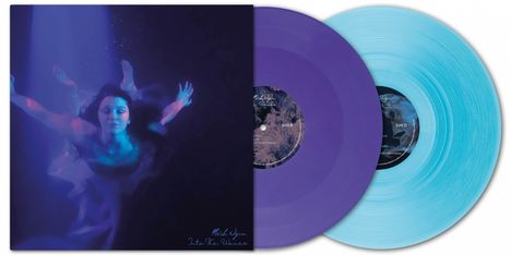 "Micah Lynne", "Into The Waves". Illustration: Frau unter Wasser, zwei farbige Vinyl-Schallplatten, blau und lila.