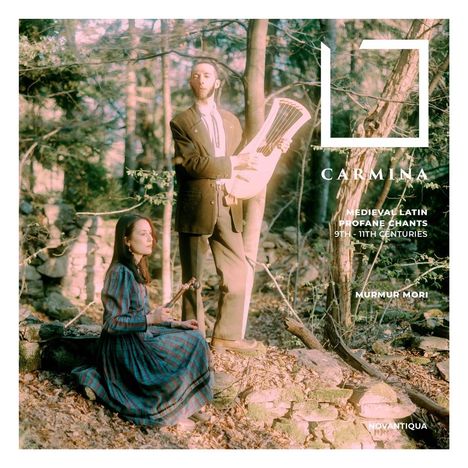 Text: "CARMINA, Medieval Latin Profane Chants, 9th-11th centuries, Murmur Mori, Novantiqua."  
Person spielt Harfe, andere sitzt mit Flöte im Wald.