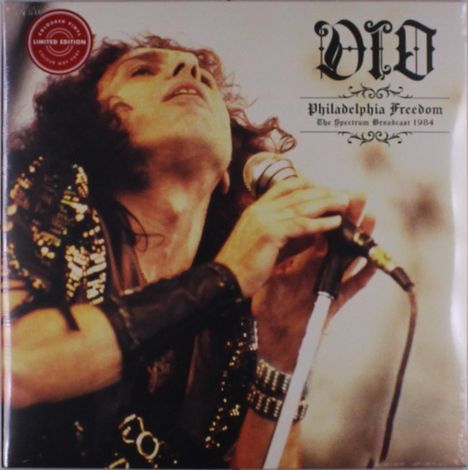 „DIO“, „Philadelphia Freedom“, „The Spectrum Broadcast 1984“, Sänger hält Mikrofon, schaut nach oben, trägt glitzernde Kleidung.