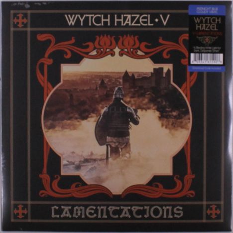 "Wytch Hazel V" und "Lamentations". Ein Ritter blickt auf eine Burg in nebliger Landschaft, umrahmt von dekorativen Mustern.