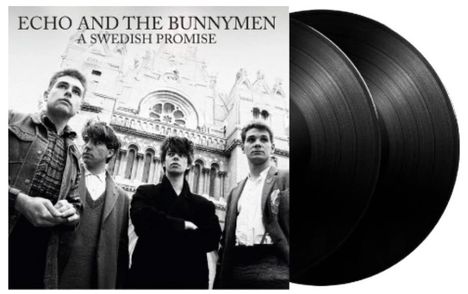 Text: "Echo and the Bunnymen, A Swedish Promise." Schwarz-weißes Foto von vier Männern vor einem großen Gebäude, zwei Schallplatten.