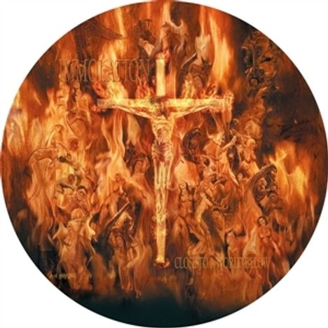 "IMMOLATION" und "CLOSE TO A WORLD BELOW" in Flammen, mit einem von feurigen Figuren umgebenen Kreuz.