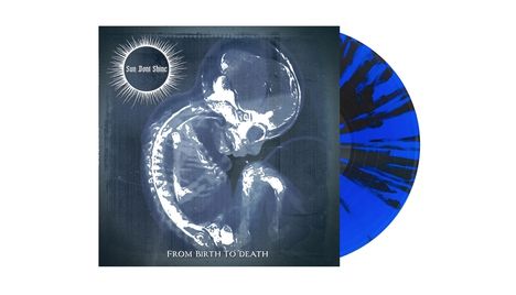 „Sun Don't Shine“, „From Birth to Death“; Darstellung eines Embryos; blaue Vinyl-Schallplatte mit schwarzen Mustern.