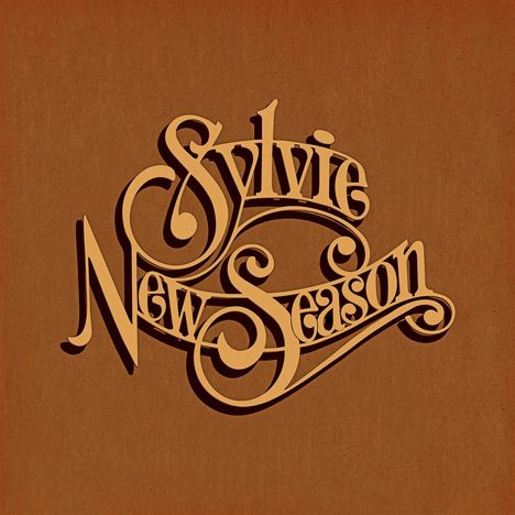 "Sylvie New Season" in geschwungener, dekorativer Schrift auf braunem Hintergrund.