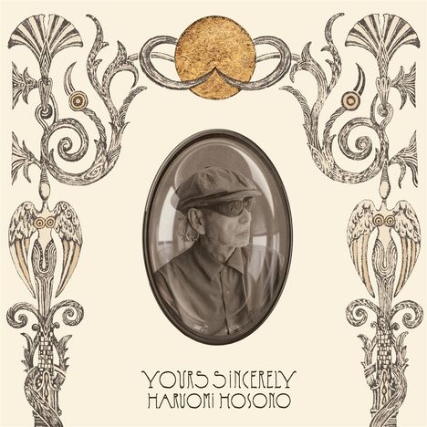 "Yours Sincerely Haruomi Hosono" steht unter einem ovalen Foto. Verschnörkelte Muster und ein goldener Kreis zieren den Rahmen.
