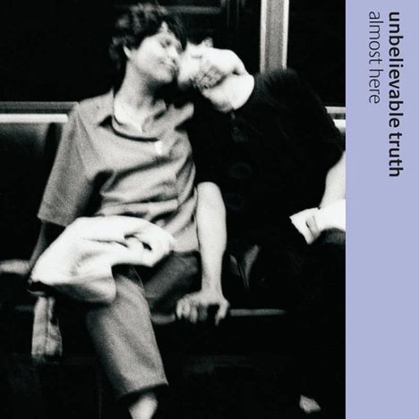 "unbelievable truth, almost here" steht auf hellblauem Streifen; unscharfes Schwarz-Weiß-Foto von 2 Personen auf einer Bank.