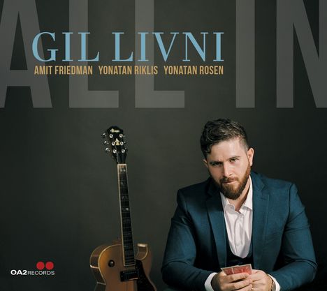 Text: "GIL LIVNI" "AMIT FRIEDMAN" "YONATAN RIKLIS" "YONATAN ROSEN". Ein Mann im Anzug hält Karten, Gitarre links.